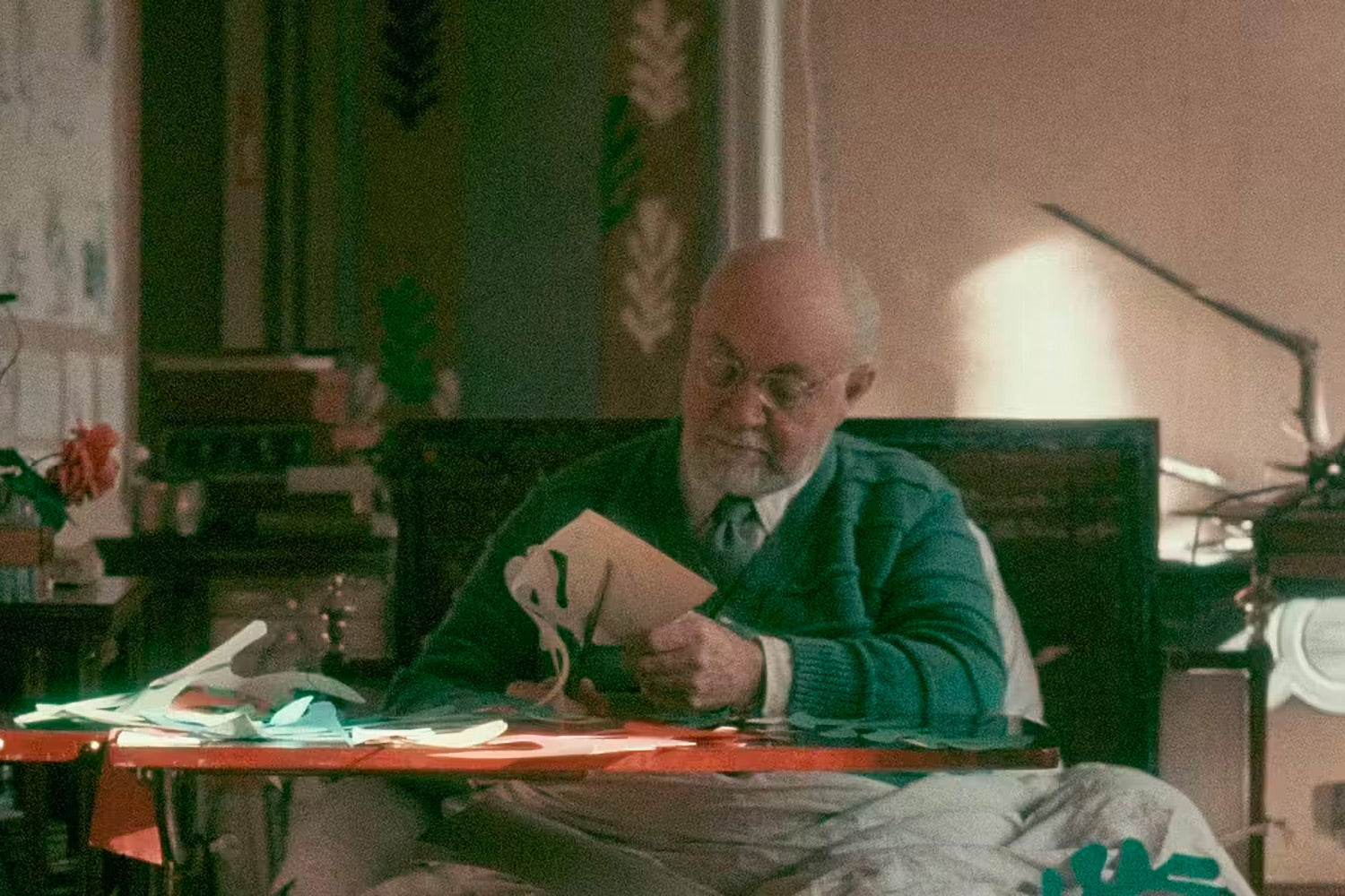Henri Matisse cutting papers, photo