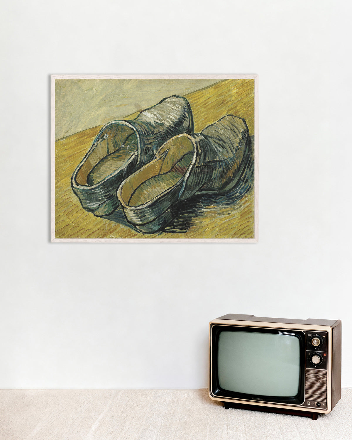 Poster Une paire de sabots en cuir (1888) de Vincent van Gogh, avec un cadre en bois blanc