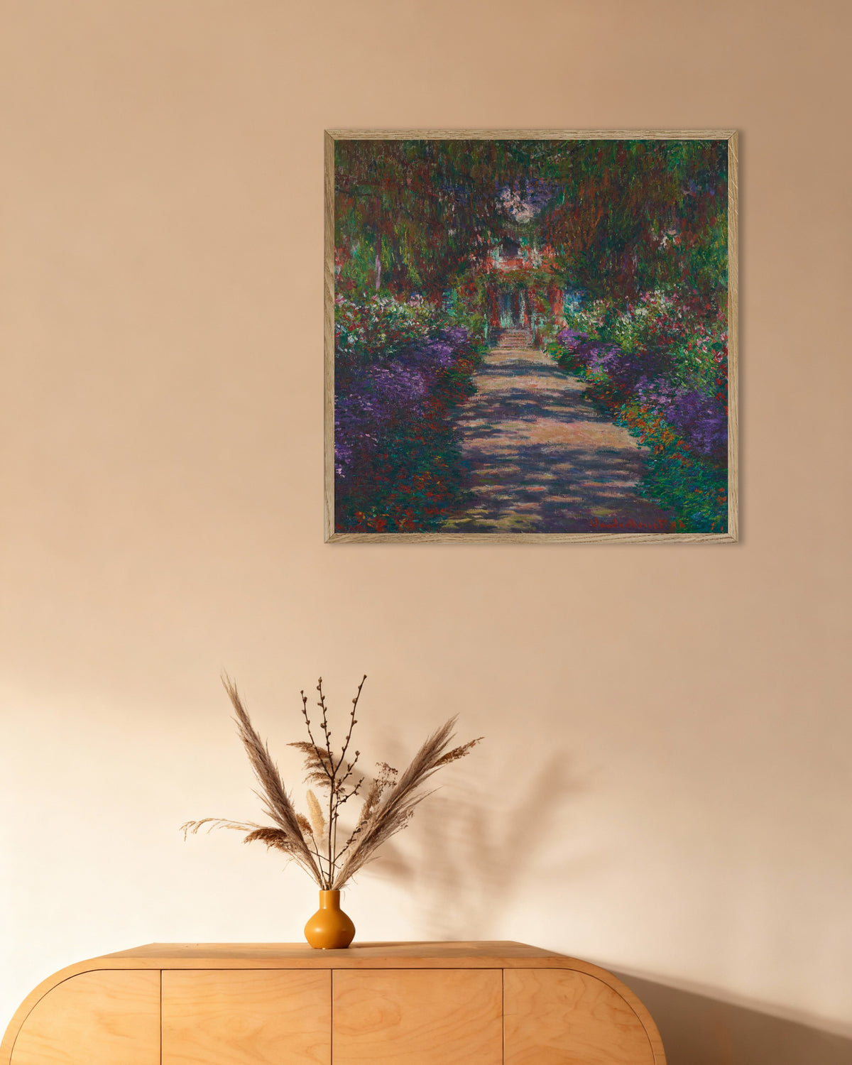 Affiche Une allée du jardin de Monet, Giverny (1902) de Claude Monet, avec un cadre en bois naturel