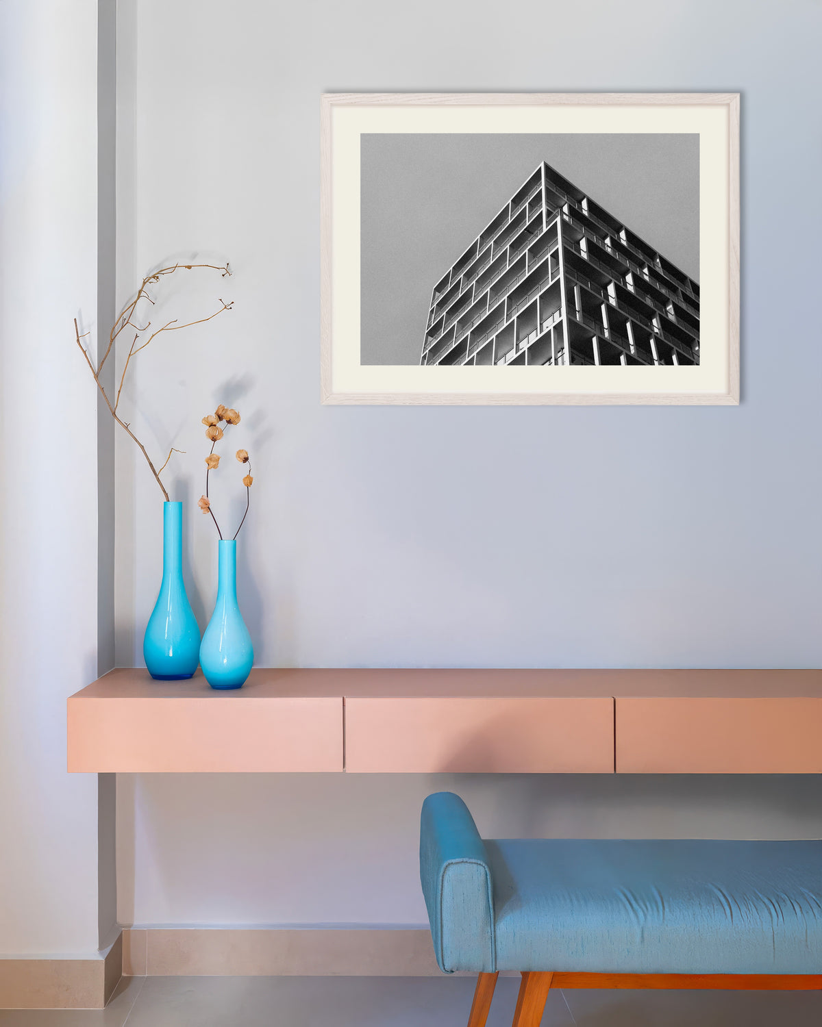 Affiche « Un coin de balcon sous un ciel gris », avec un cadre en bois blanc