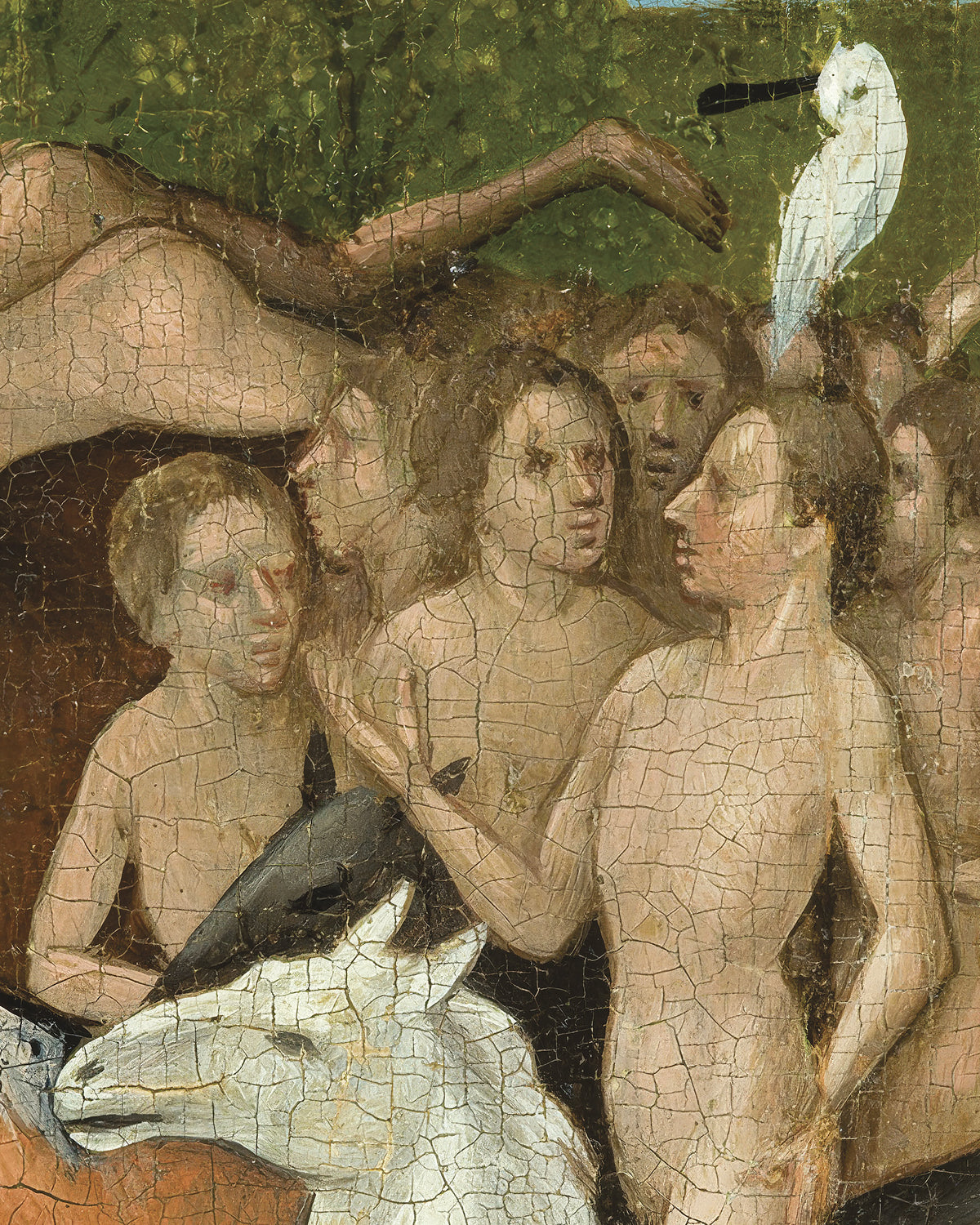 Gros plan d'une peinture à l'huile craquelée représentant plusieurs personnages nus, avec un oiseau blanc sur la tête de l'un d'eux et un autre en bas à gauche, sur un fond vert.