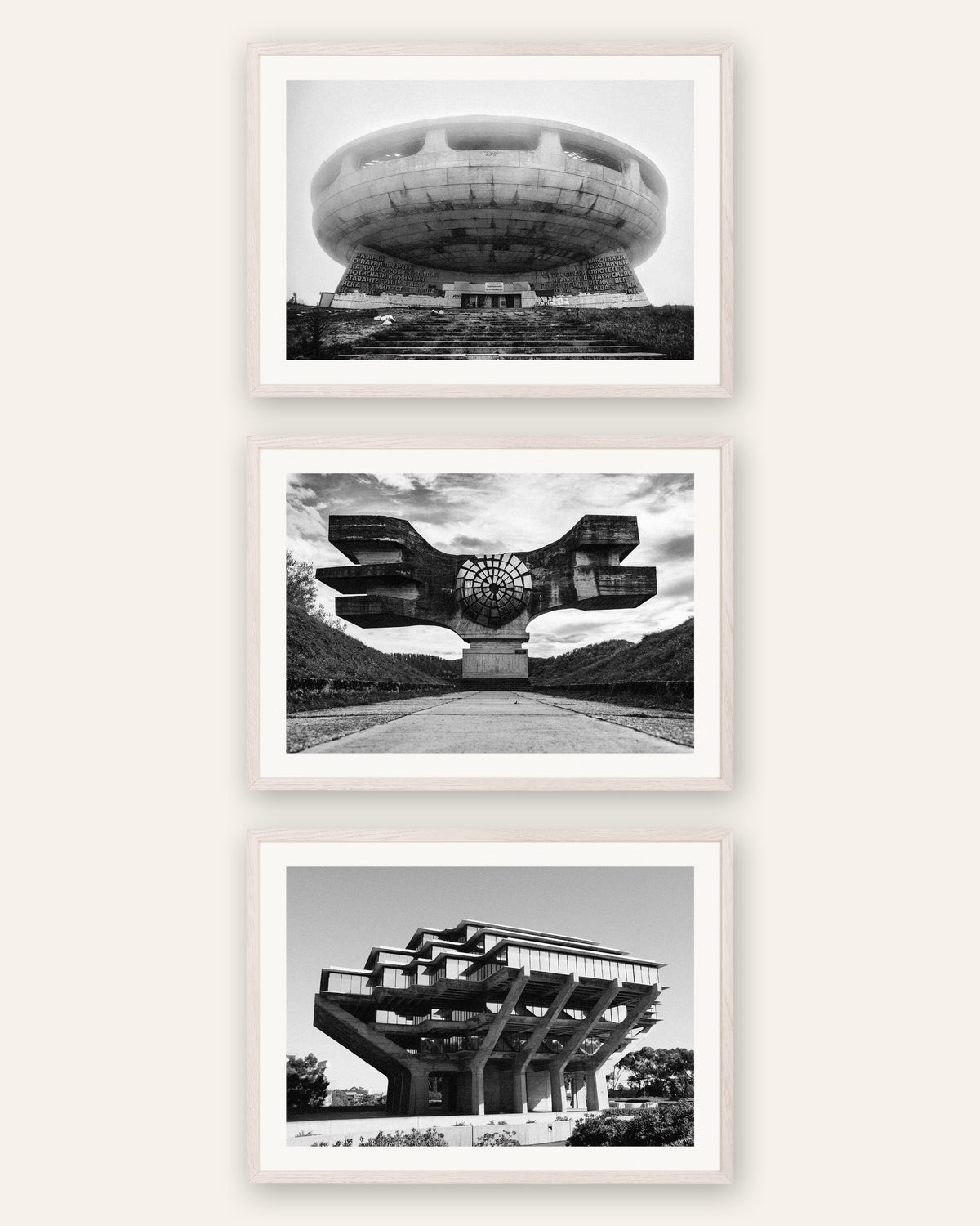 Affiches brutalistes, lot de 3 : monuments de béton, cadres en chêne blanc