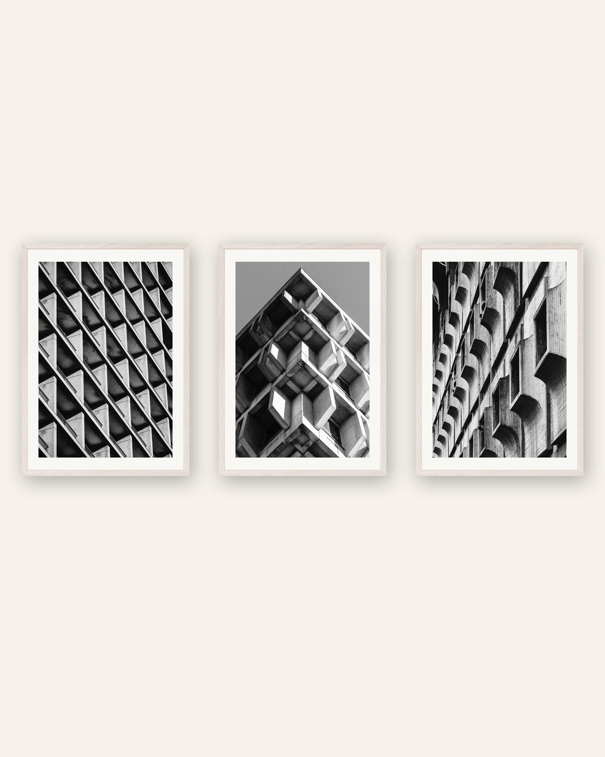 Affiches brutalistes, lot de 3 : motifs de béton, cadres en chêne blanc