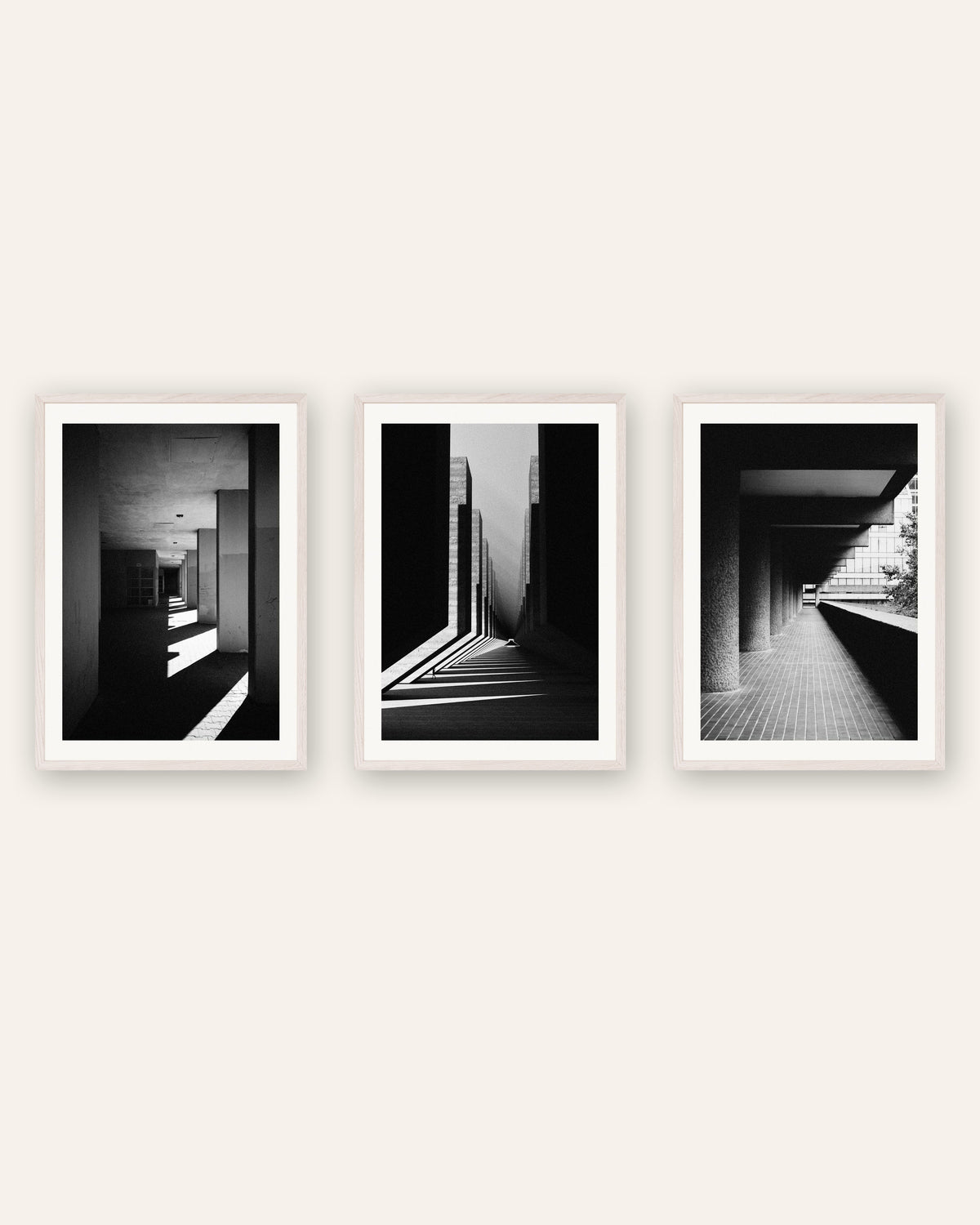 Affiches brutalistes, lot de 3 : ombre et lumière, cadres en chêne blanc