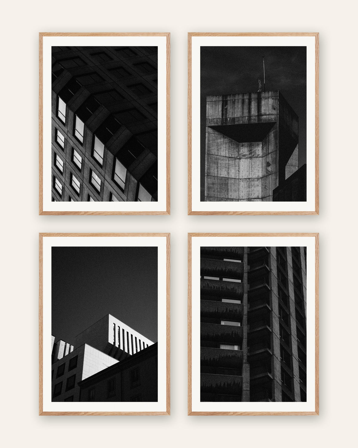 Affiches brutalistes, lot de 4 : le béton la nuit, cadres en chêne naturel
