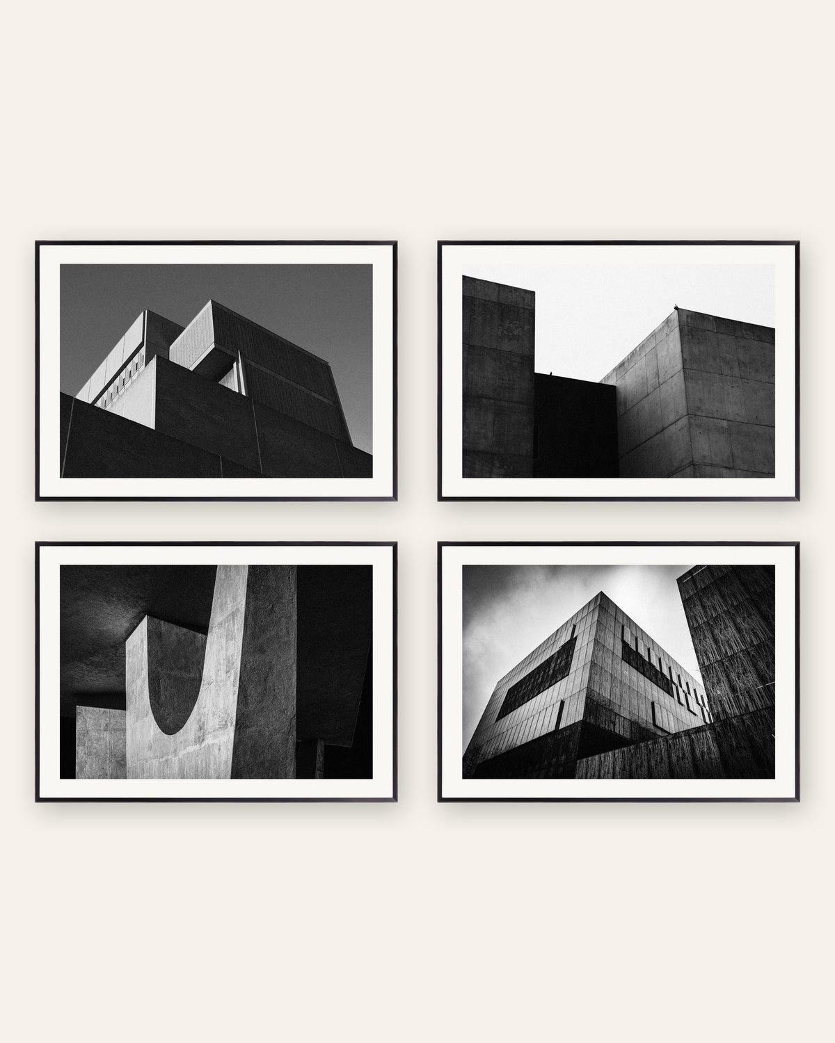 Affiches brutalistes, lot de 4 : volumes de béton minimalistes, cadres en métal noir