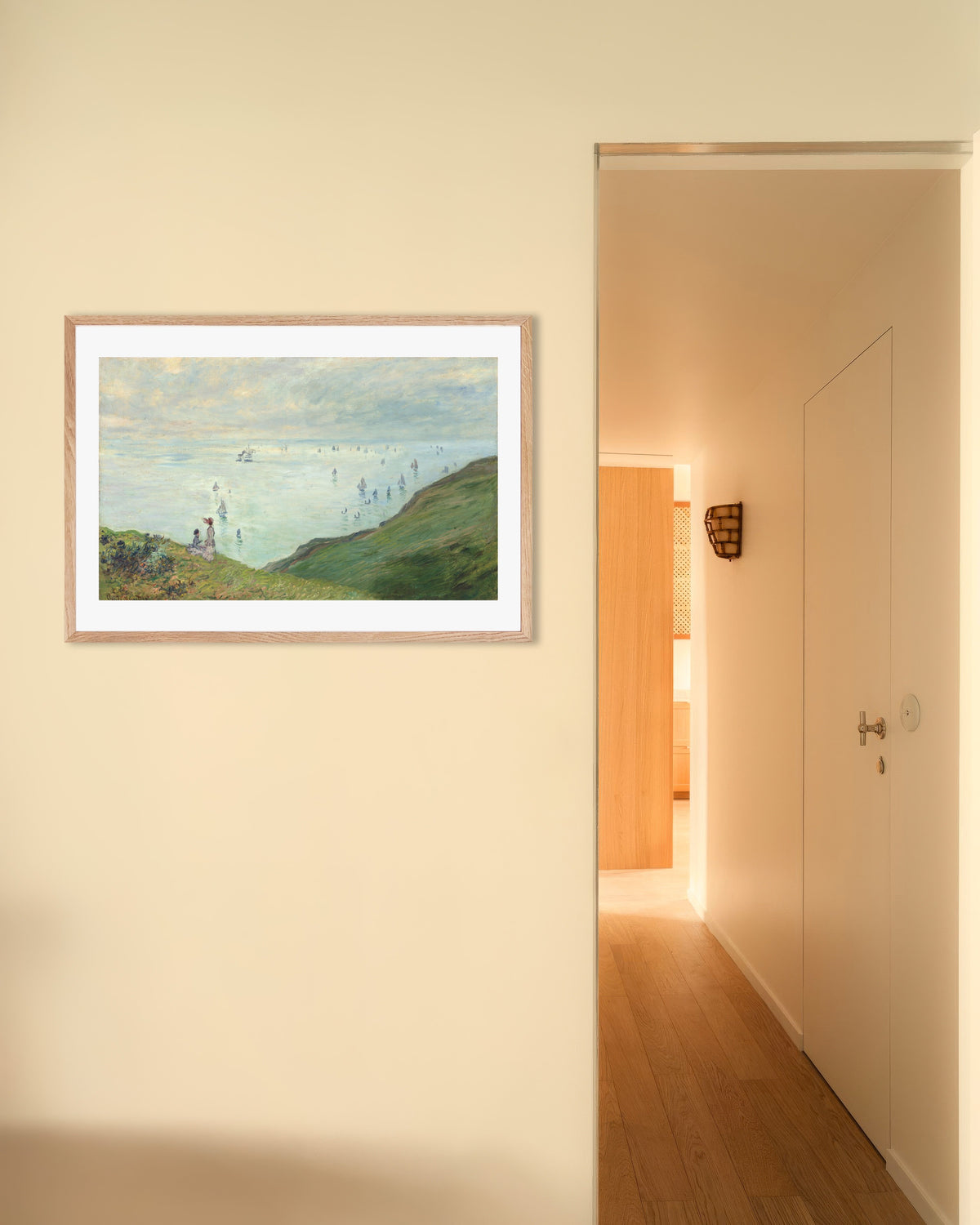 Affiche Falaises à Pourville (1882) de Claude Monet, avec un cadre en bois naturel