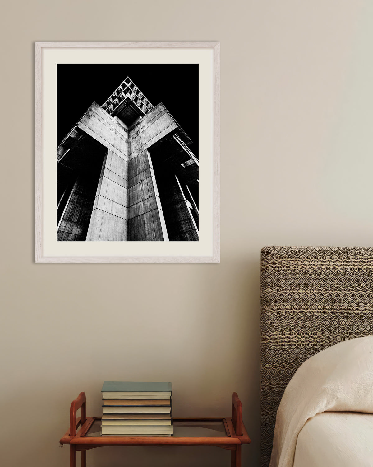 Affiche « Tour cruciforme en béton, la nuit », avec un cadre en bois blanc