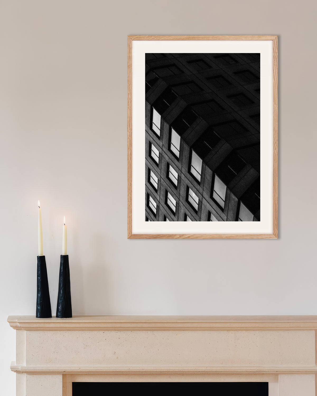 Affiche « Grille de béton de nuit », avec un cadre en bois naturel
