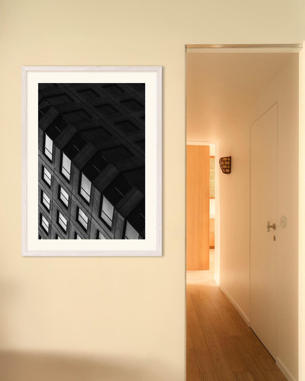 Affiche « Grille de béton de nuit », avec un cadre en bois blanc