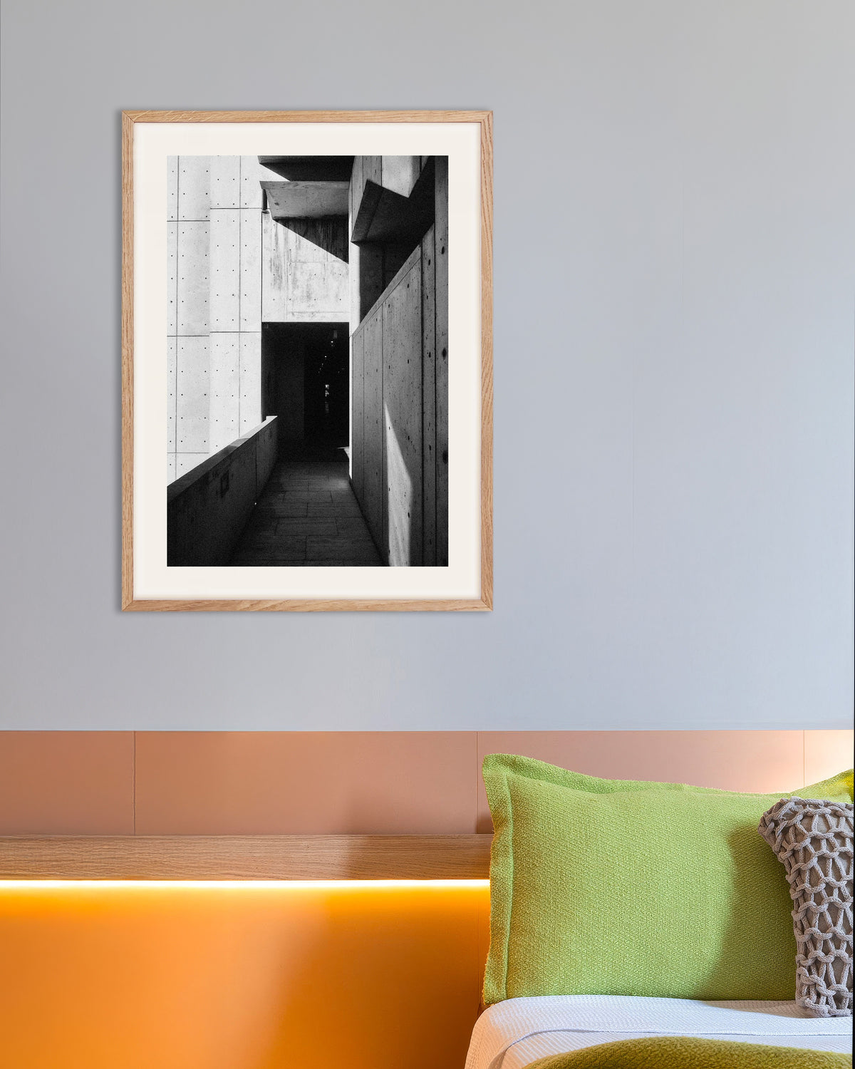 Affiche « Passage en béton au soleil et à l’ombre », avec un cadre en bois naturel