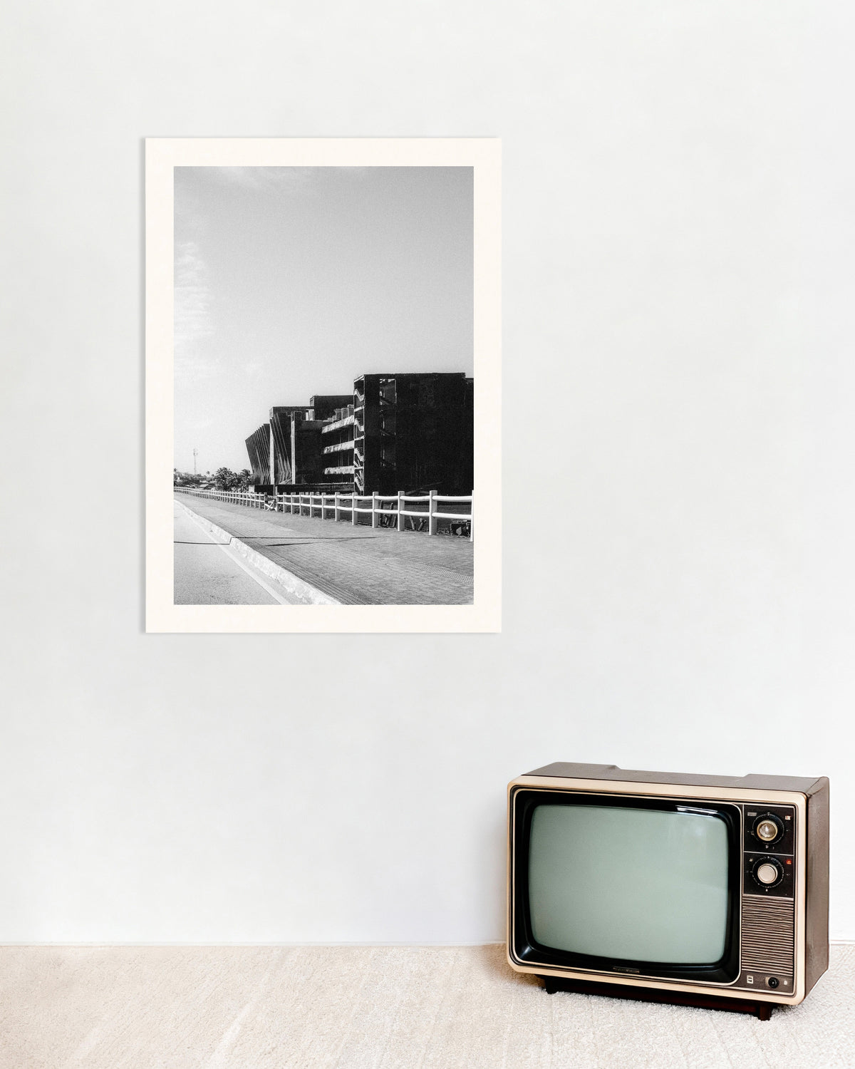 Affiche « Ruines de béton au bord de la route »