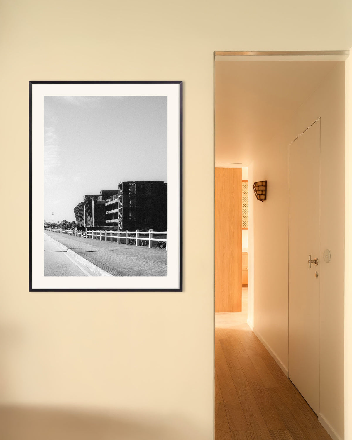 Affiche « Ruines de béton au bord de la route », avec un cadre en métal
