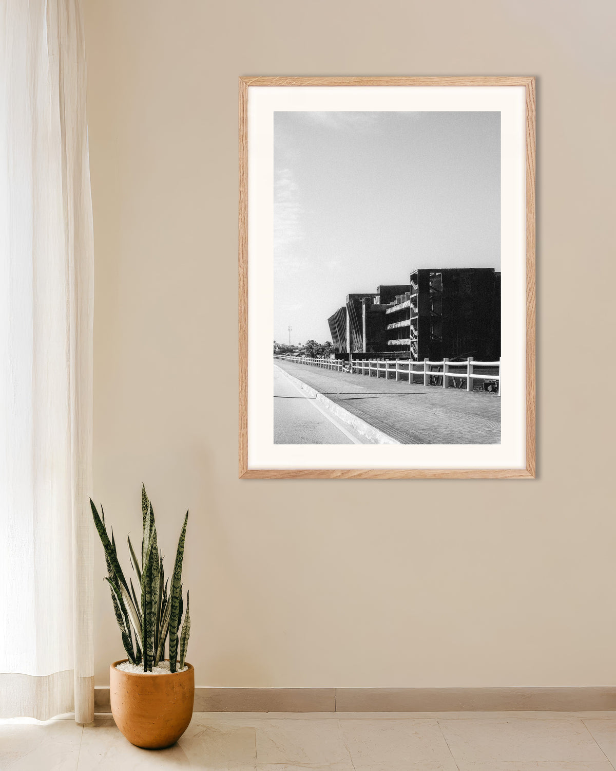 Affiche « Ruines de béton au bord de la route », avec un cadre en bois naturel