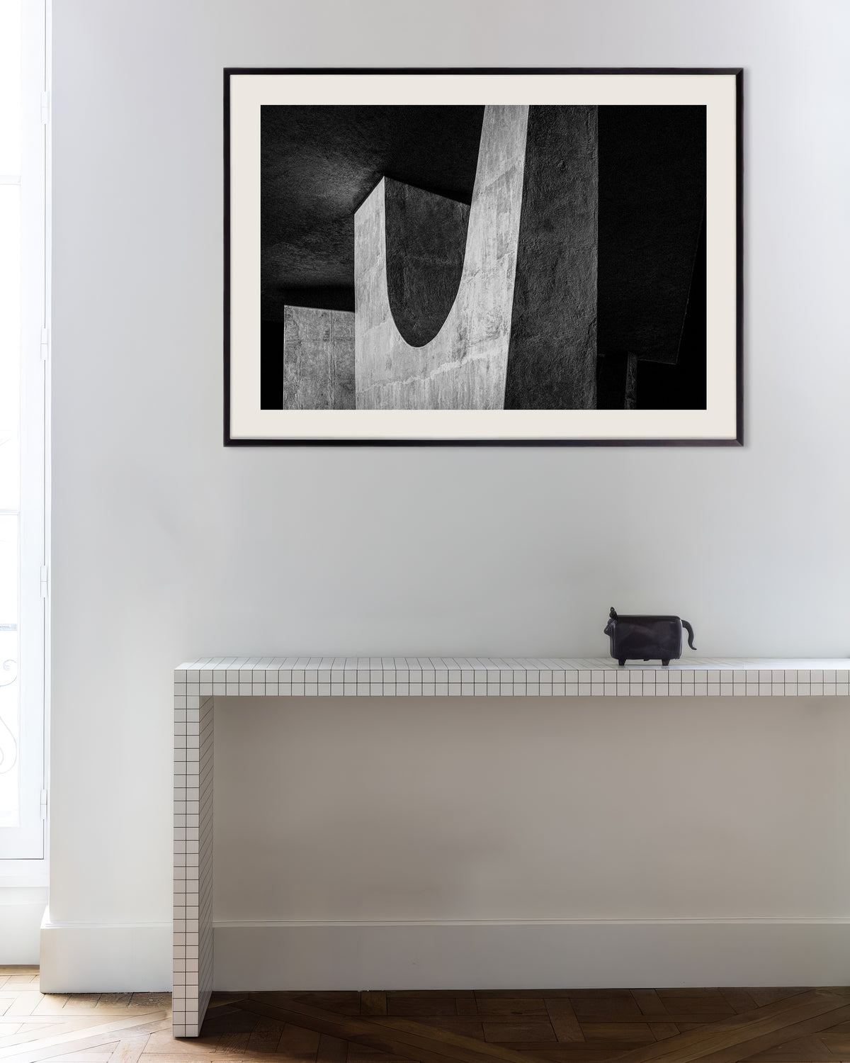 Affiche « Un U de béton dans l’ombre », avec un cadre en métal