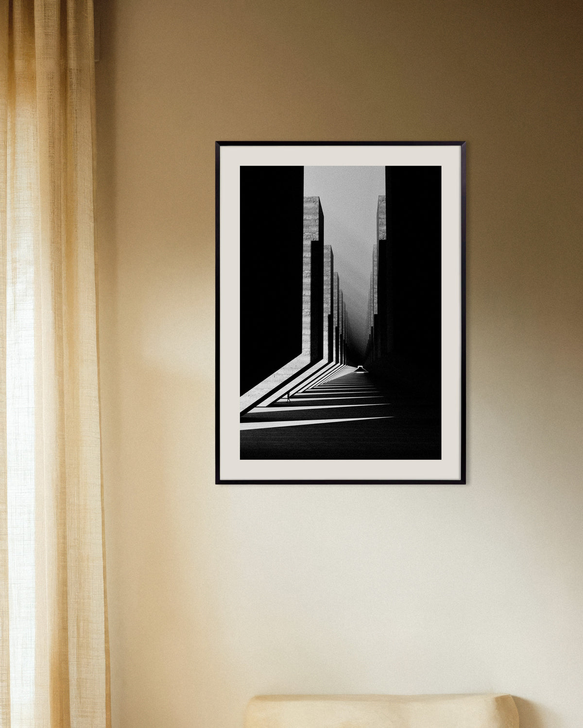 Affiche « Couloir de lumière et de béton », avec un cadre en métal