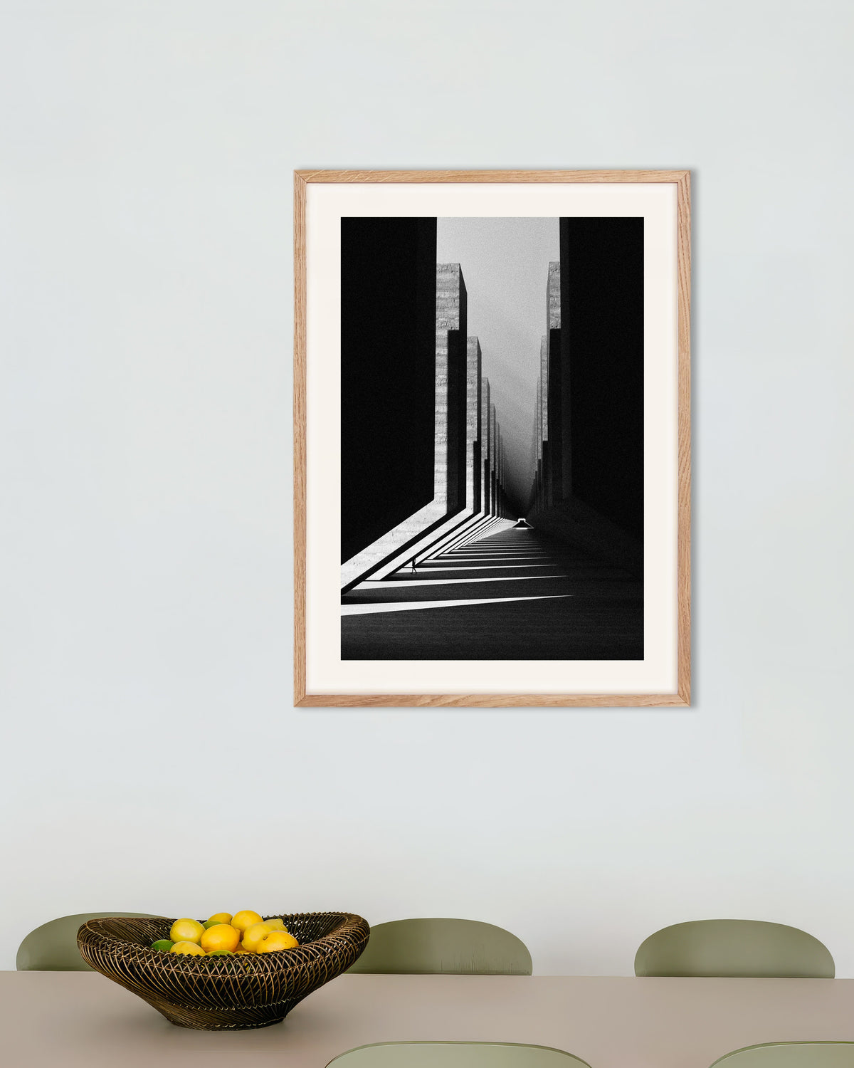 Affiche « Couloir de lumière et de béton », avec un cadre en bois naturel