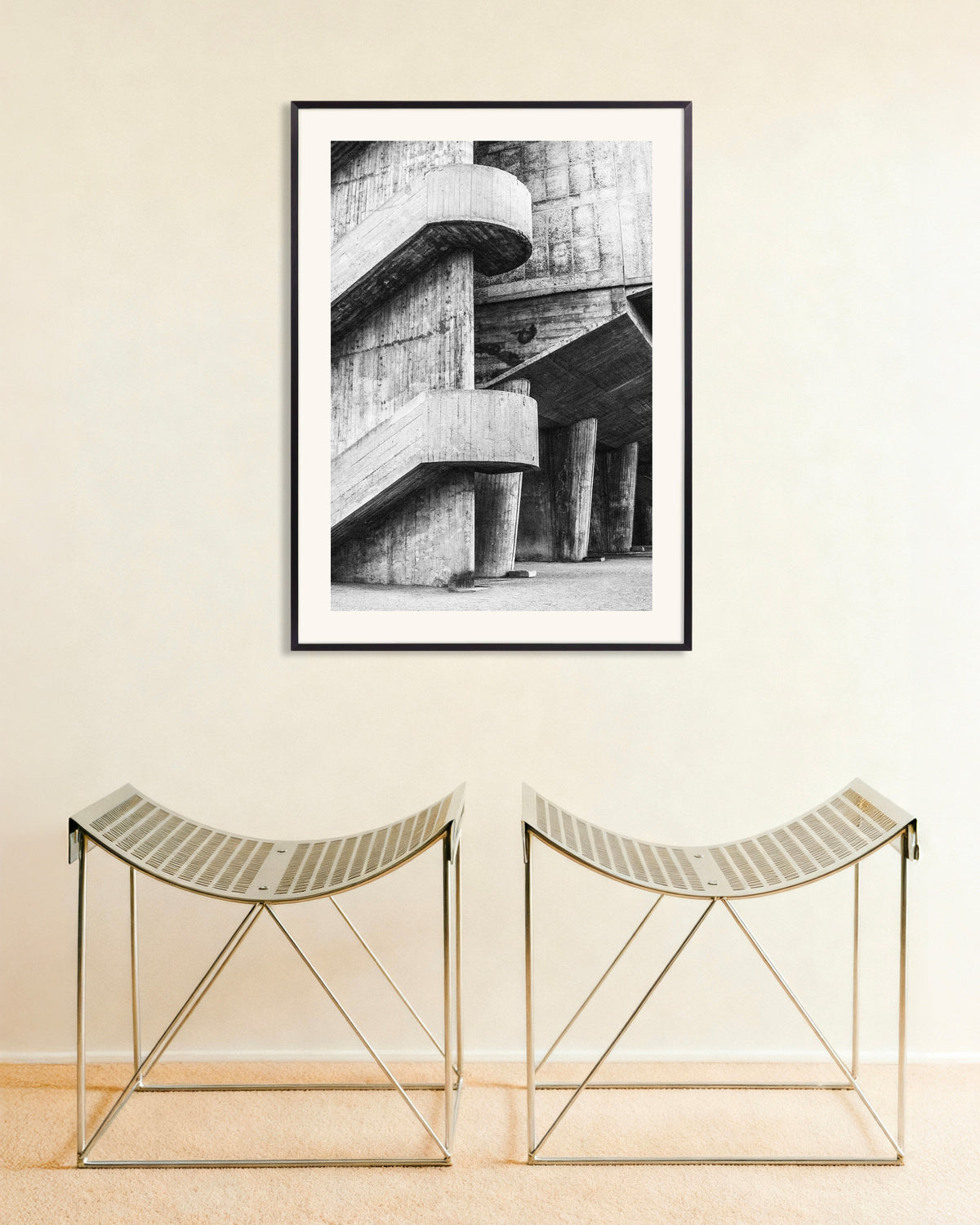 Affiche « Rampes incurvées et colonnes de béton », avec un cadre en métal