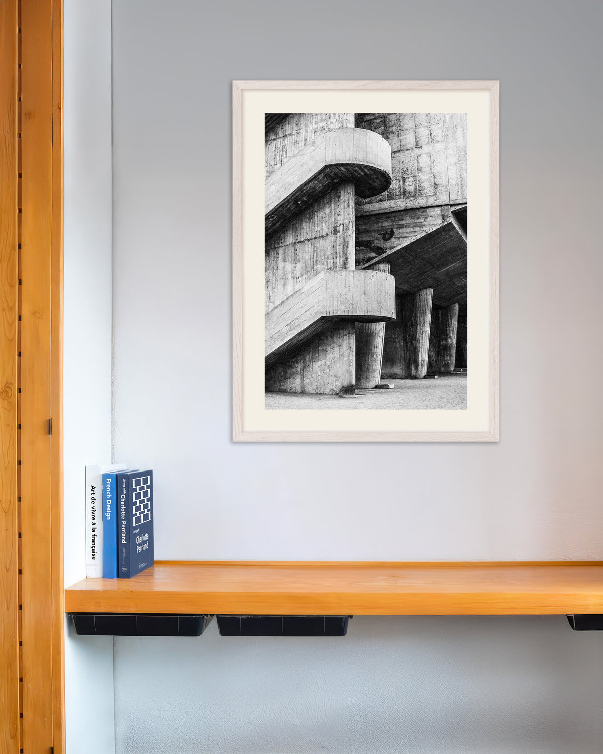 Affiche « Rampes incurvées et colonnes de béton », avec un cadre en bois blanc