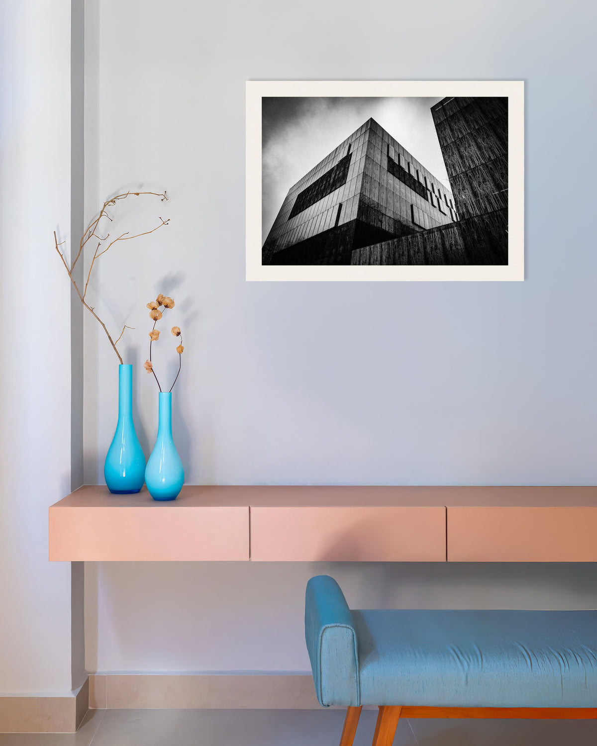 Affiche « Boîte en béton sombre sous les nuages »