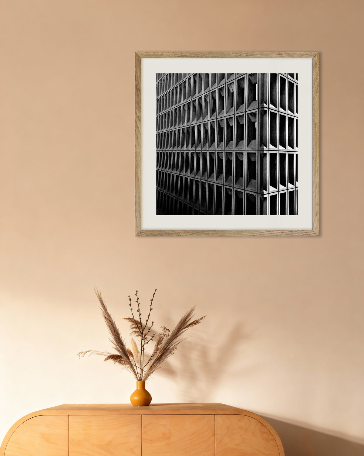 Affiche « Angle d’une façade aux fenêtres profondes », avec un cadre en bois naturel