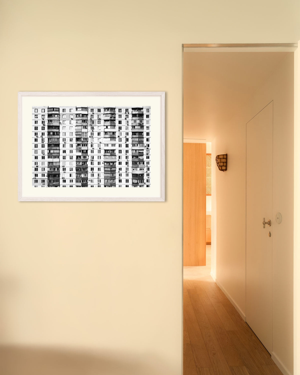 Affiche « Immeuble sans fin », avec un cadre en bois blanc