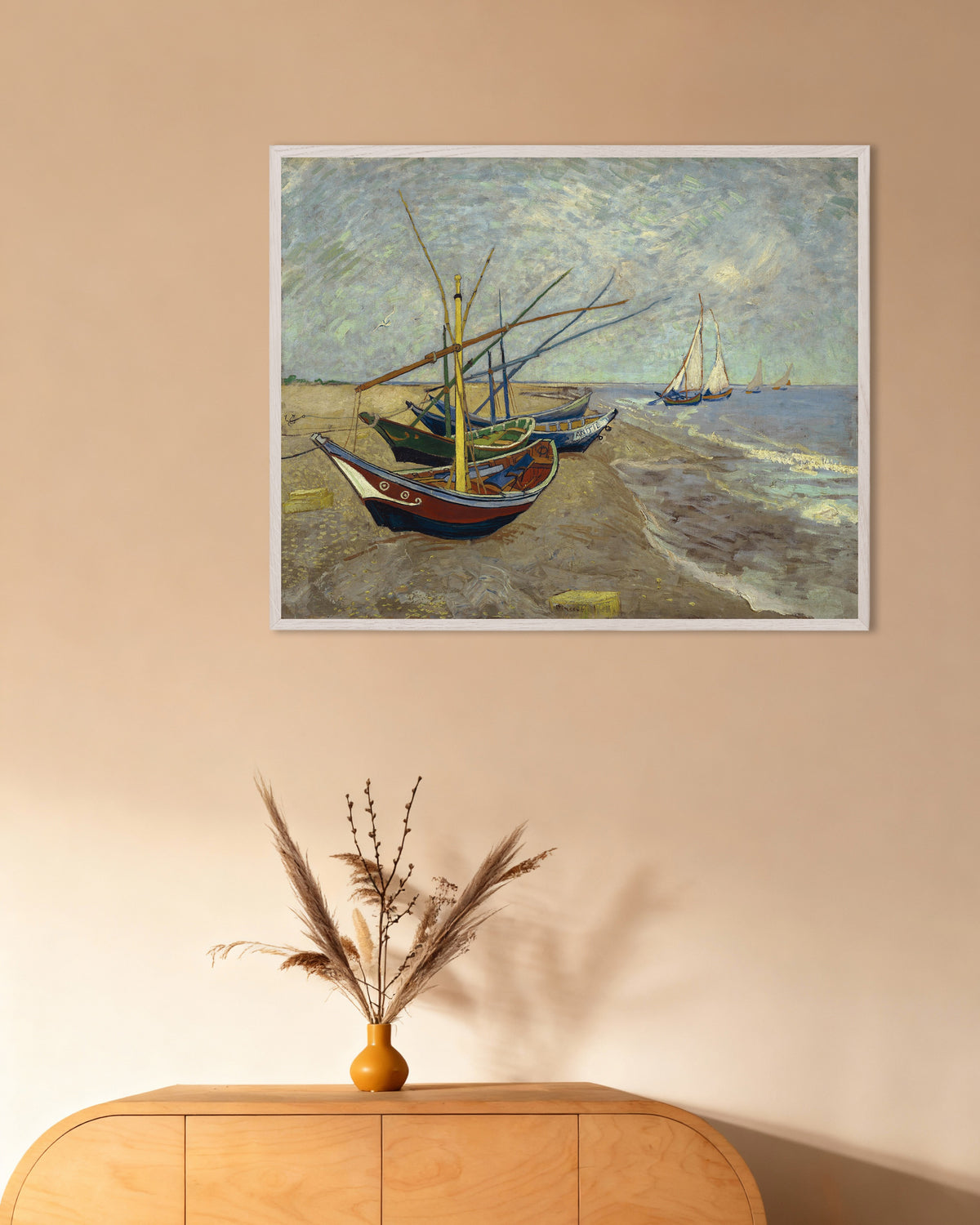 Poster de Barques de pêche sur la plage des Saintes-Maries-de-la-Mer (1888), de Vincent van Gogh, avec un cadre en bois blanc