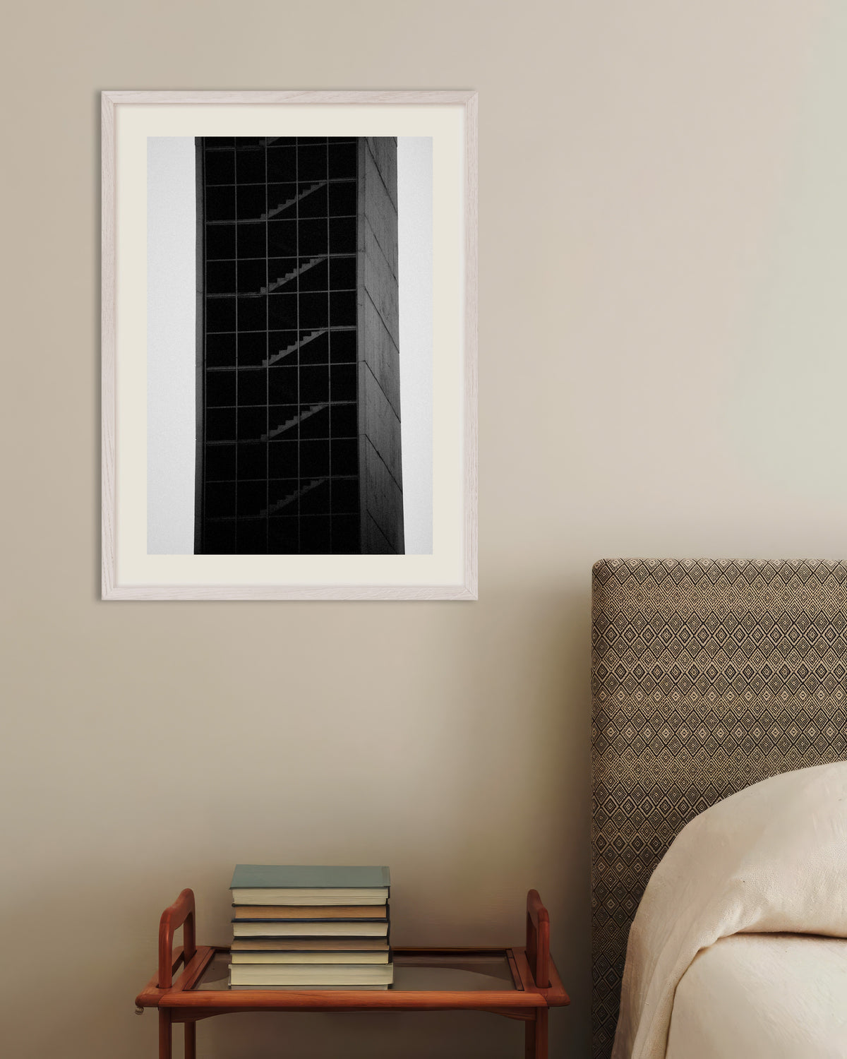 Affiche « Tour d’escalier en verre », avec un cadre en bois blanc