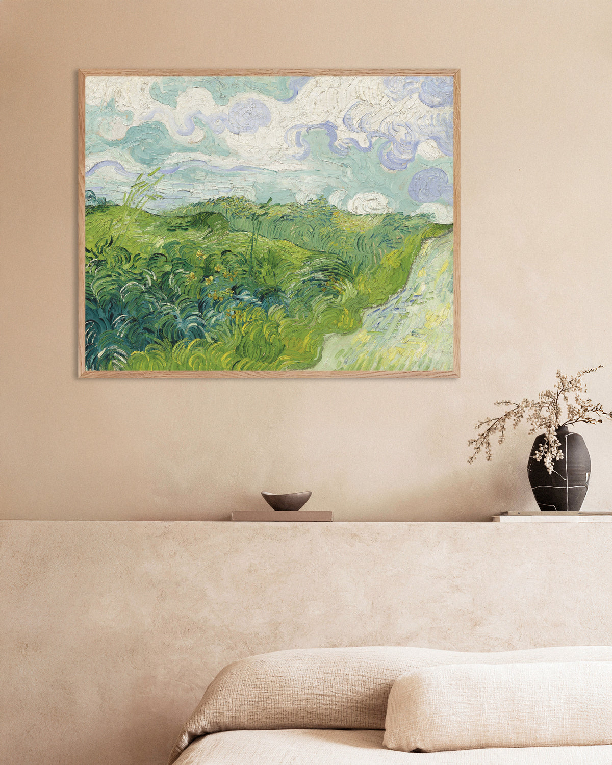 Poster de Champs de blé verts, Auvers (1890), de Vincent van Gogh, avec un cadre en bois naturel