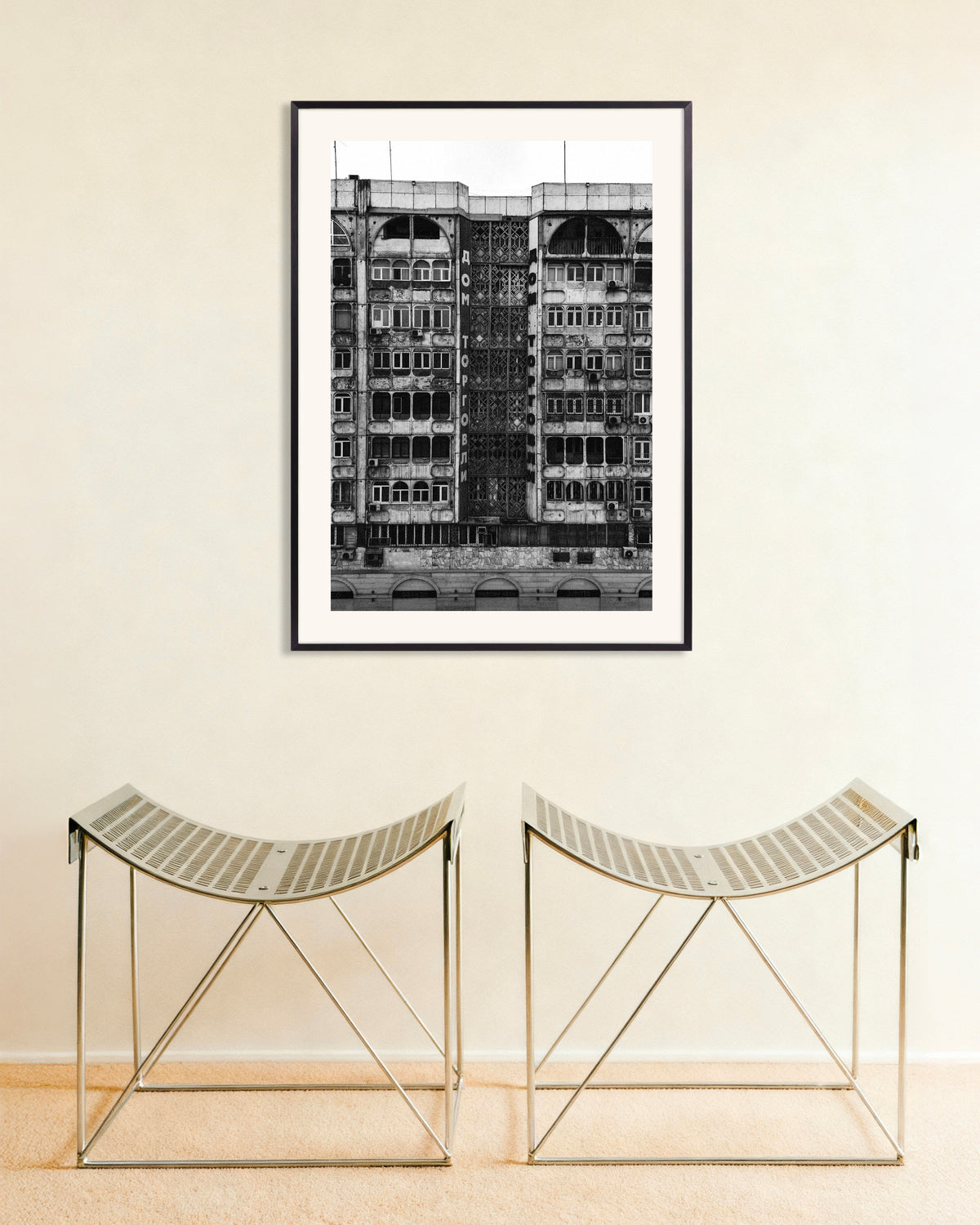Affiche « Façade de la Maison du Commerce », avec un cadre en métal