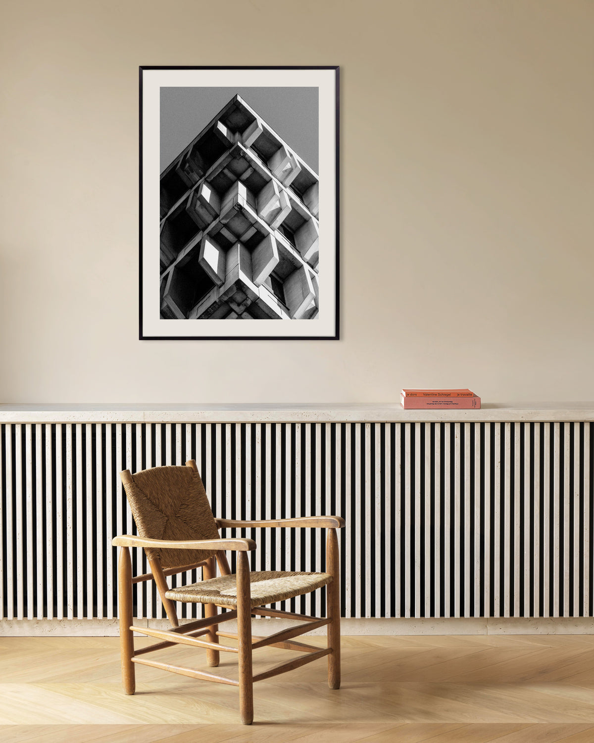 Affiche « Pyramide inversée de boîtes en béton », avec un cadre en métal