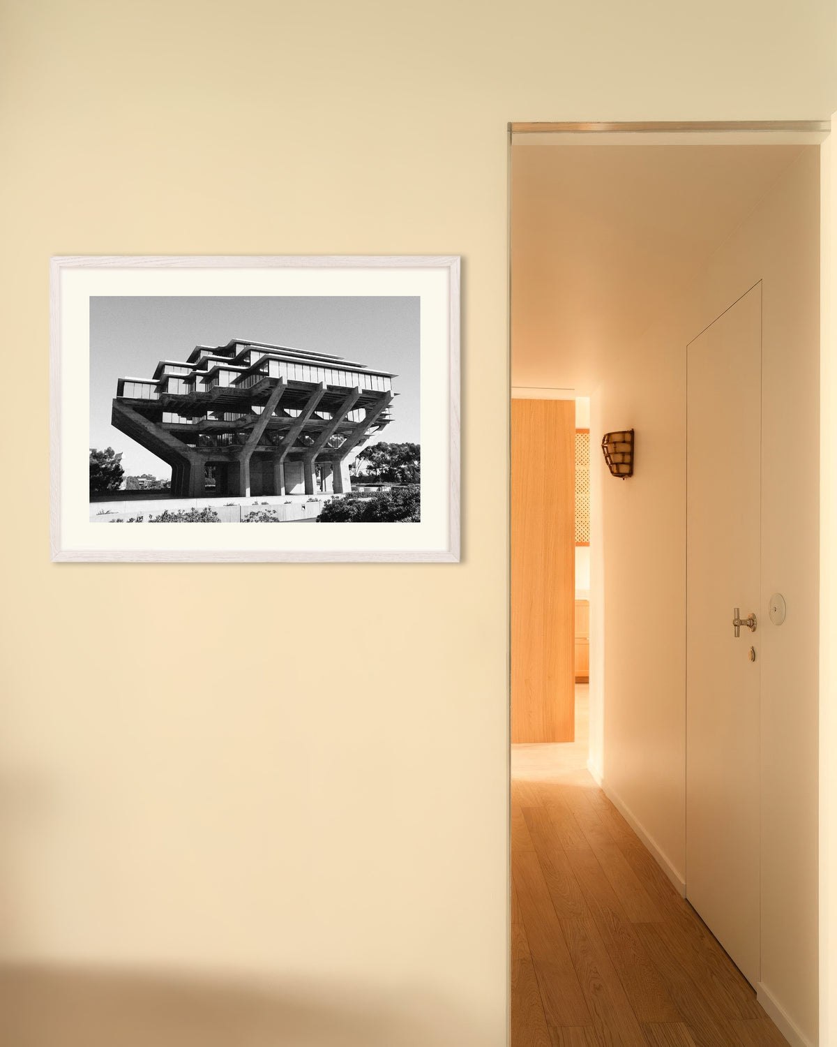 Affiche « Bibliothèque sur pilotis en béton », avec un cadre en bois blanc
