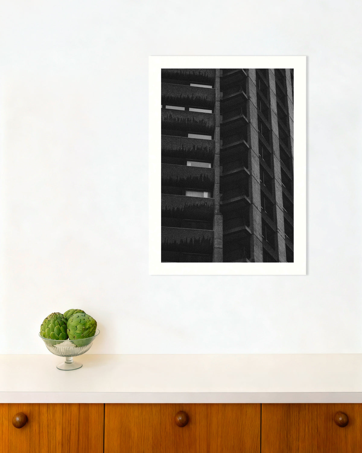 Affiche « Façade nocturne avec des plantes suspendues »