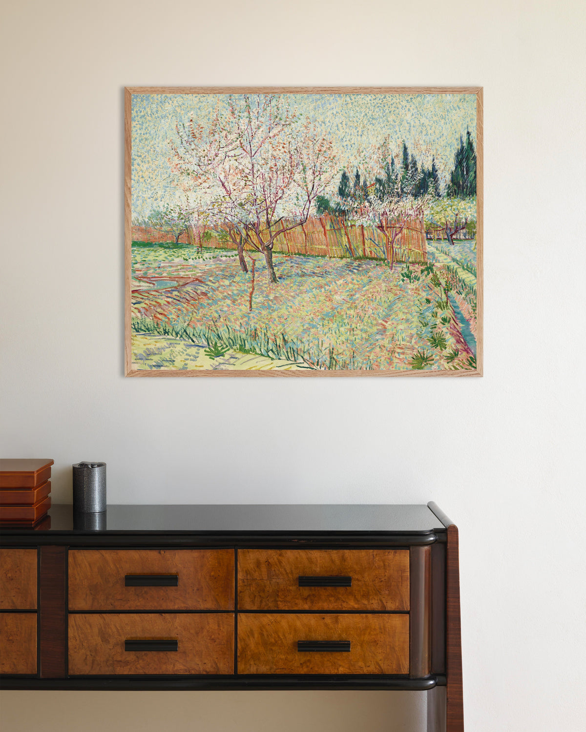 Poster de Le Verger bordé de cyprès (1888), de Vincent van Gogh, avec un cadre en bois naturel