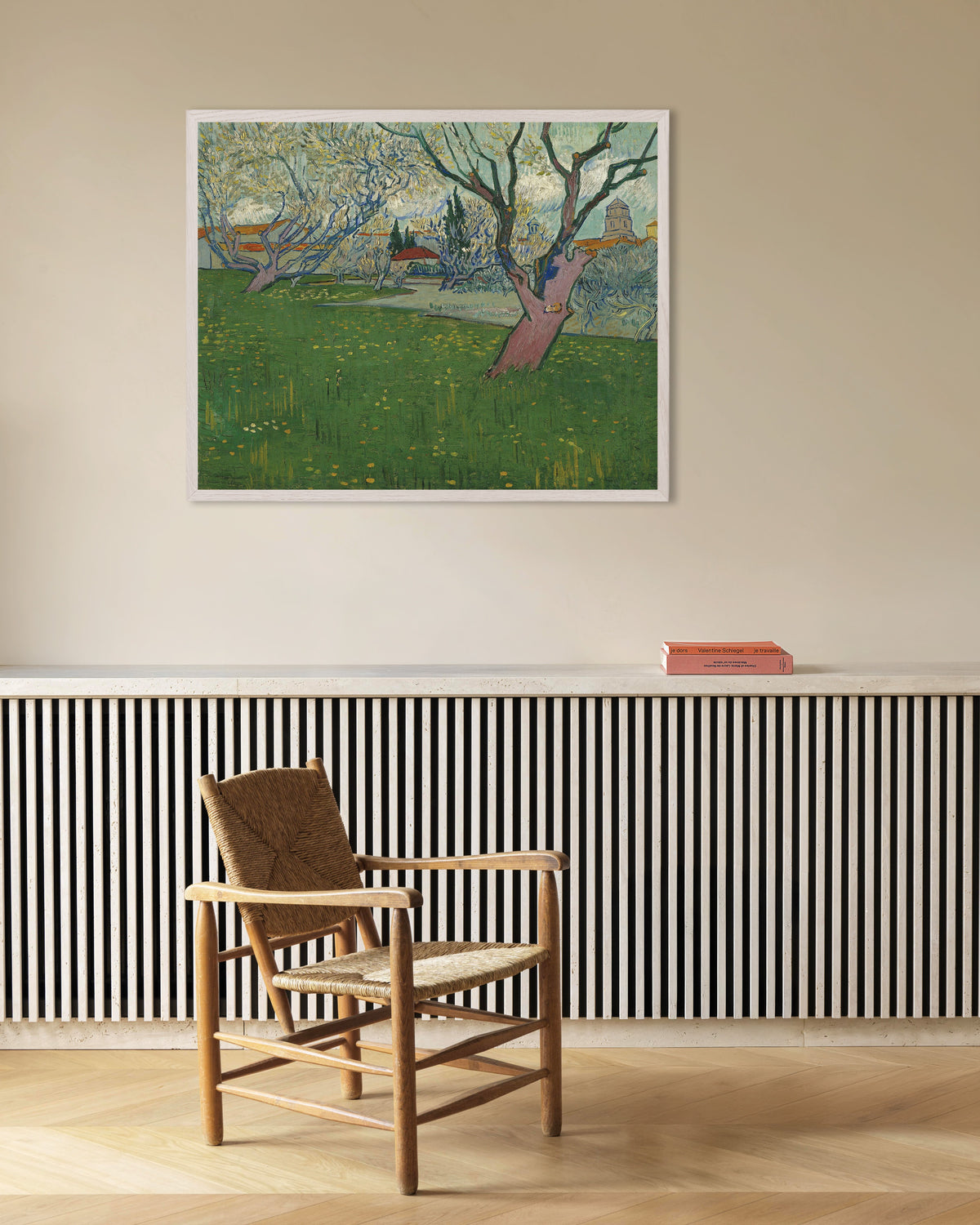 Poster de Verger en fleurs avec vue sur Arles (1889) de Vincent van Gogh, avec un cadre en bois blanc