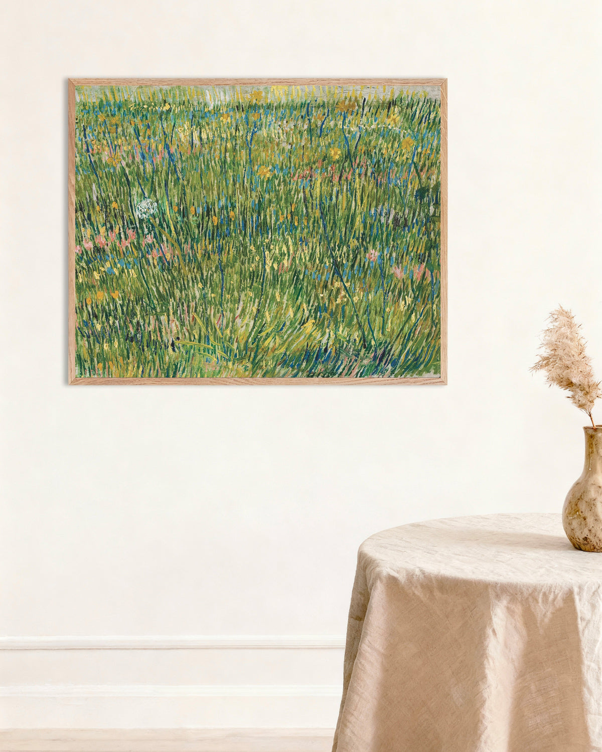 Poster Un coin d’herbe (1887) de Vincent van Gogh, avec un cadre en bois naturel