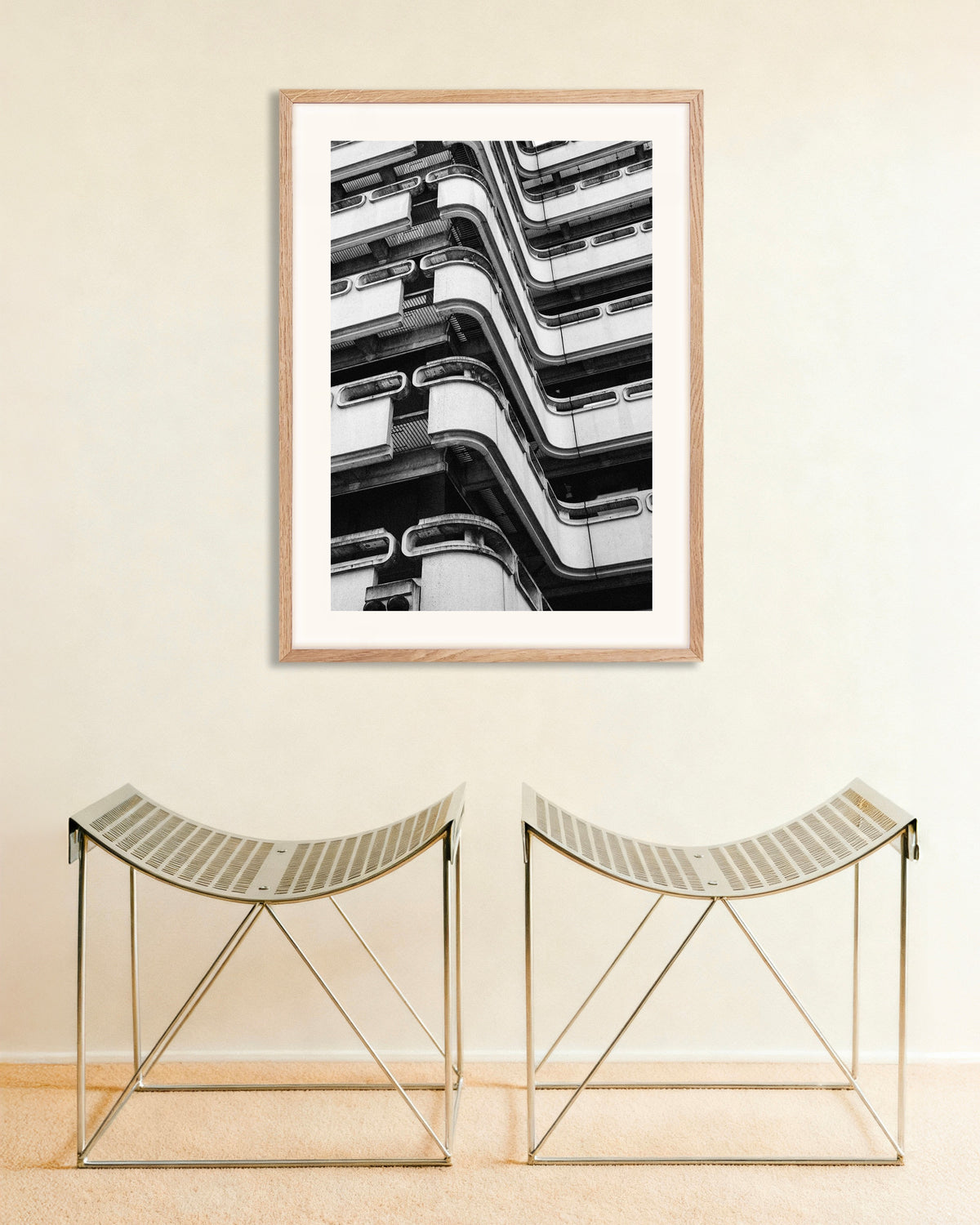 Affiche « Balcons en béton aux lignes ondulantes », avec un cadre en bois naturel