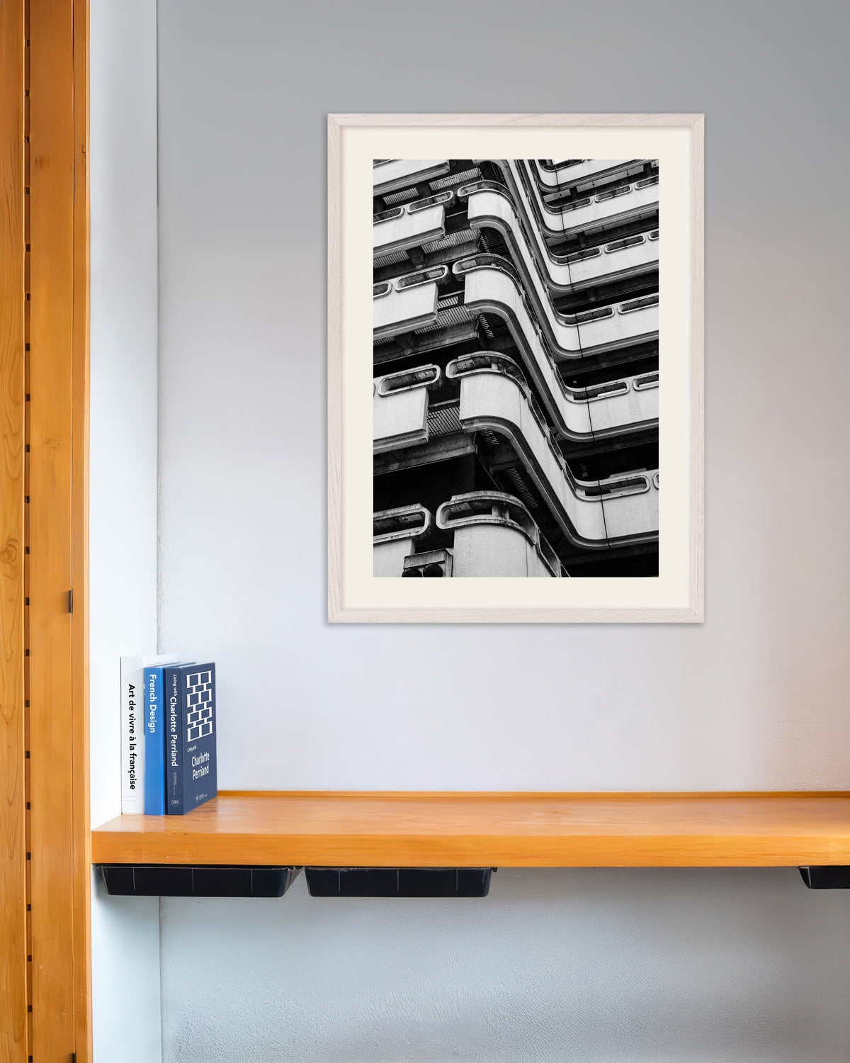 Affiche « Balcons en béton aux lignes ondulantes », avec un cadre en bois blanc