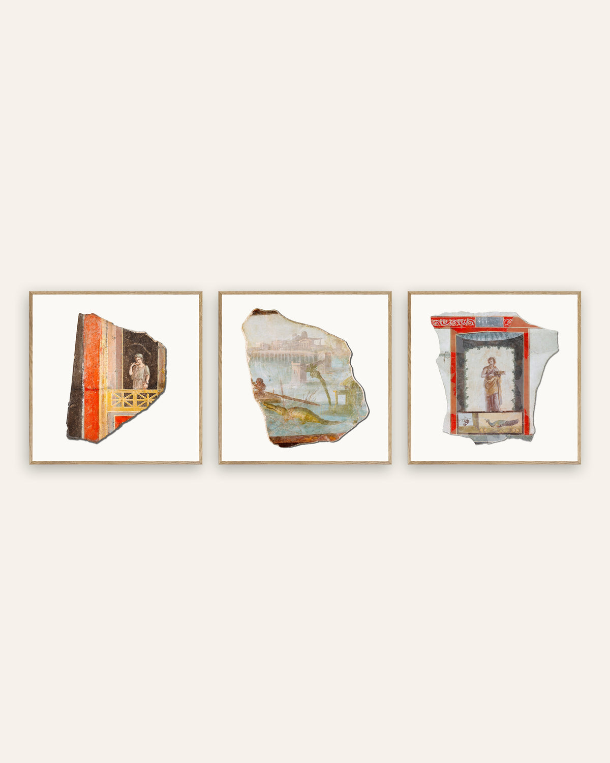Affiches fragments de fresques romaines, lot de 3 : balcon, Nil et paon, cadres en chêne naturel