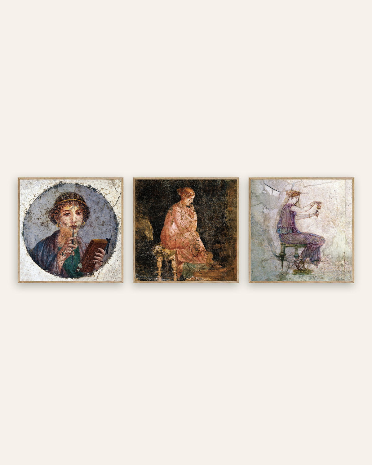 Affiches fresques romaines, lot de 3 : Sappho, femme assise et parfum, cadres en chêne naturel