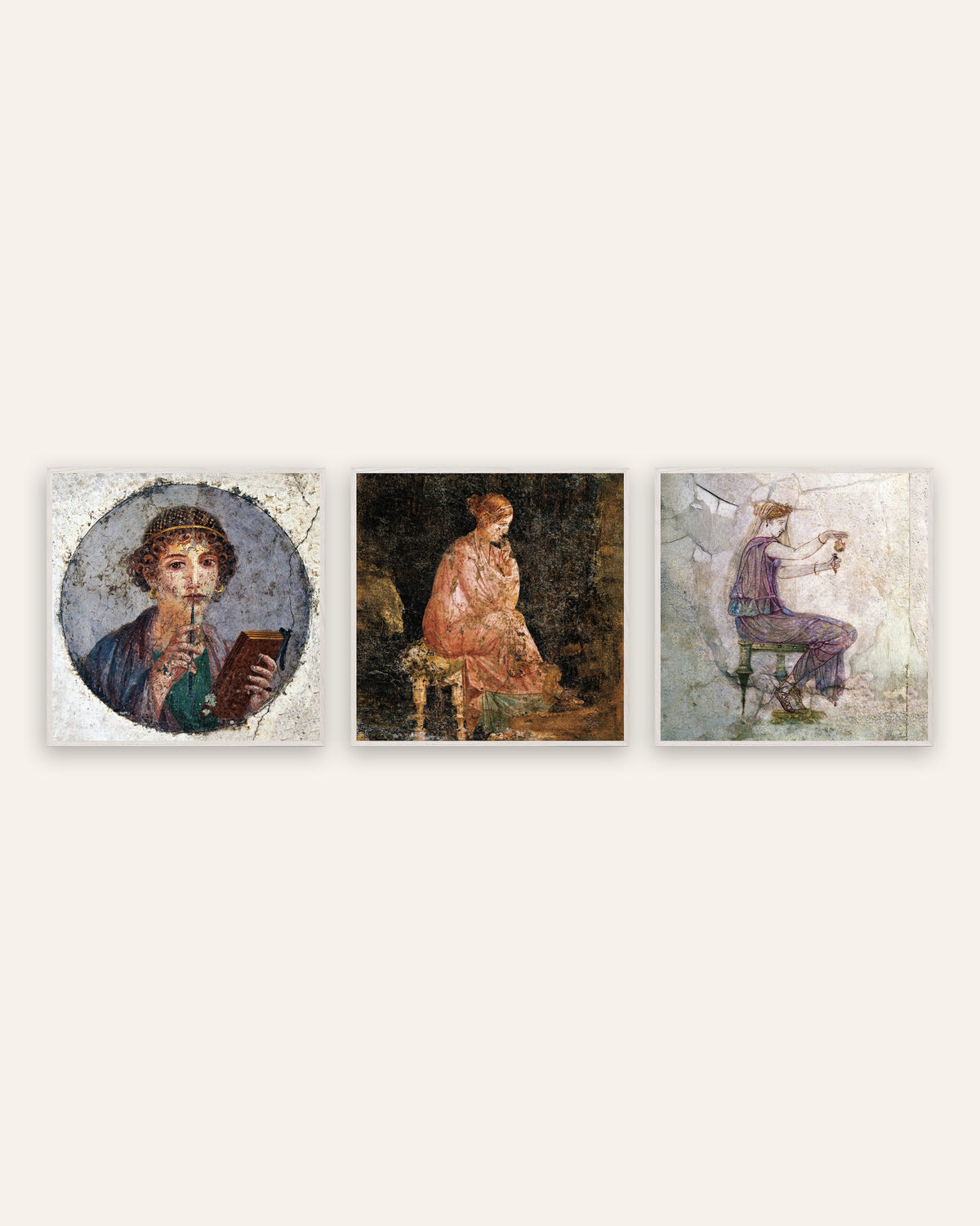 Affiches fresques romaines, lot de 3 : Sappho, femme assise et parfum, cadres en chêne blanc