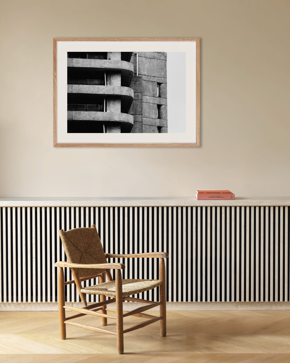 Affiche « Dalles de balcon arrondies », avec un cadre en bois naturel