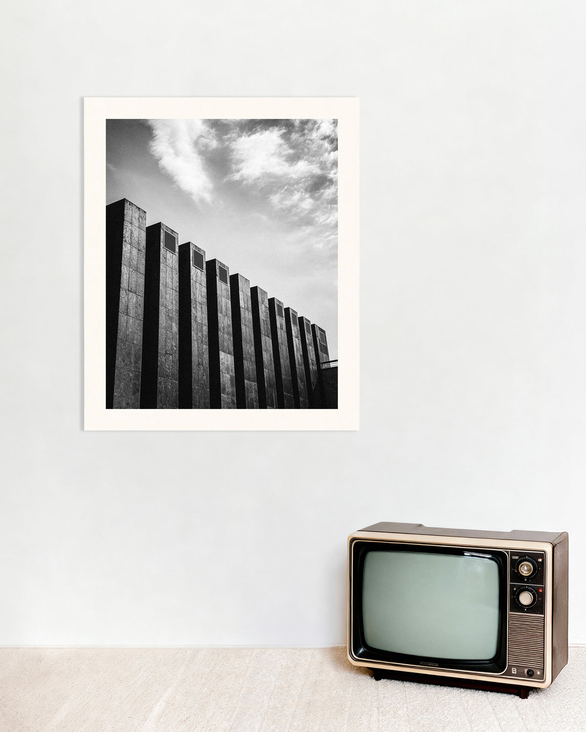 Affiche « Rangée d’ailettes sombres et nuages »