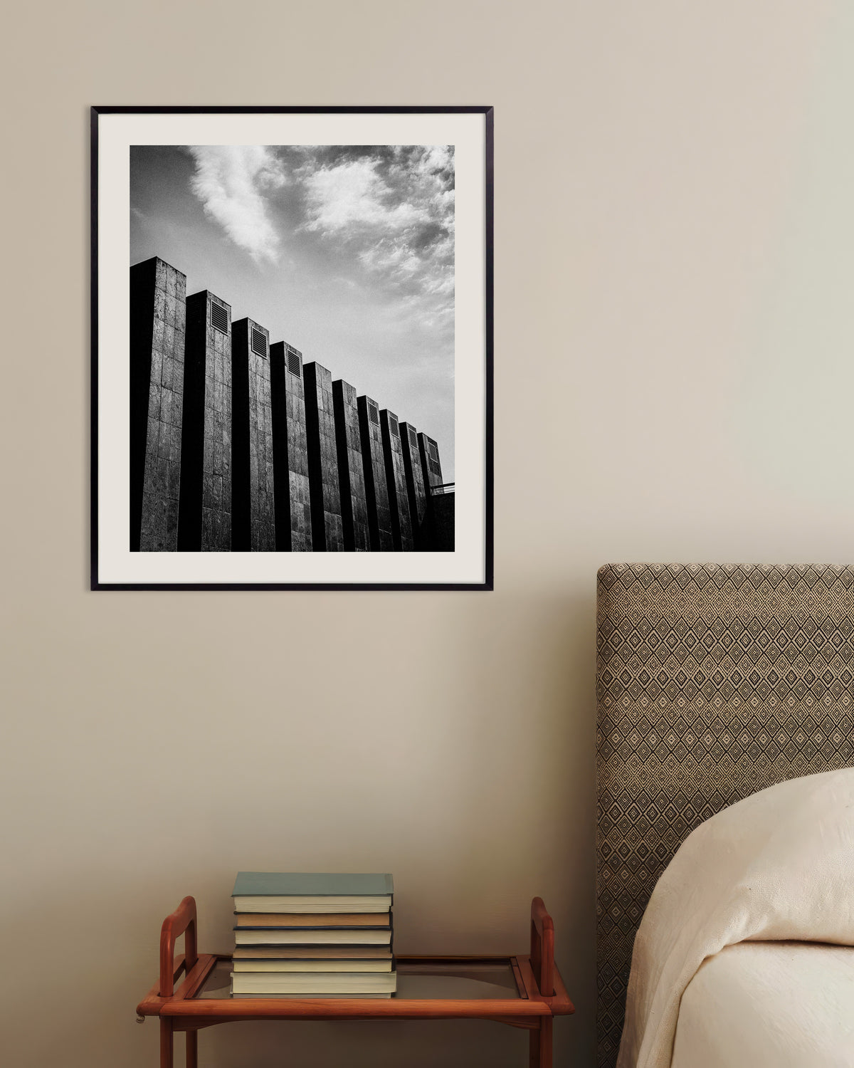 Affiche « Rangée d’ailettes sombres et nuages », avec un cadre en métal