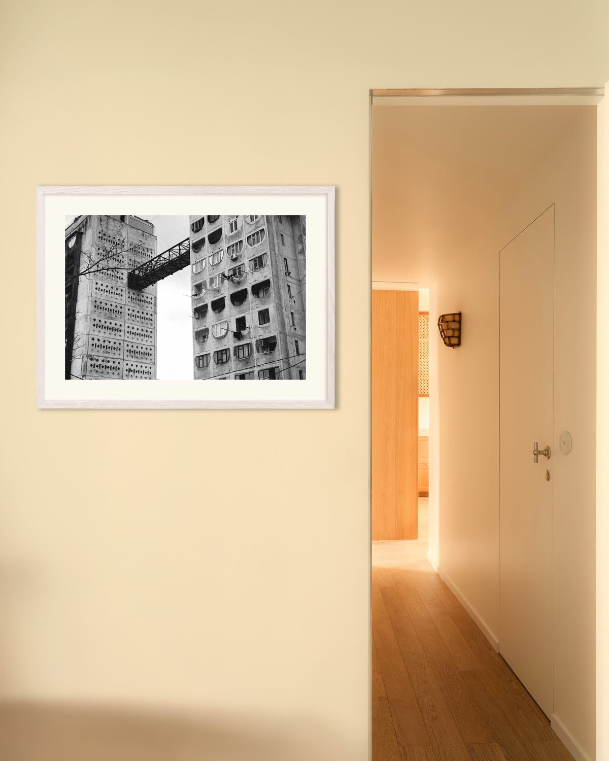 Affiche « Passerelle entre deux tours », avec un cadre en bois blanc