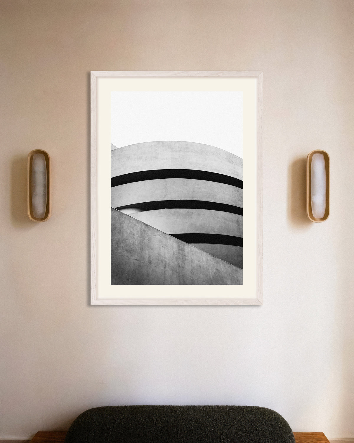 Affiche « Courbes en spirale d’un musée », avec un cadre en bois blanc