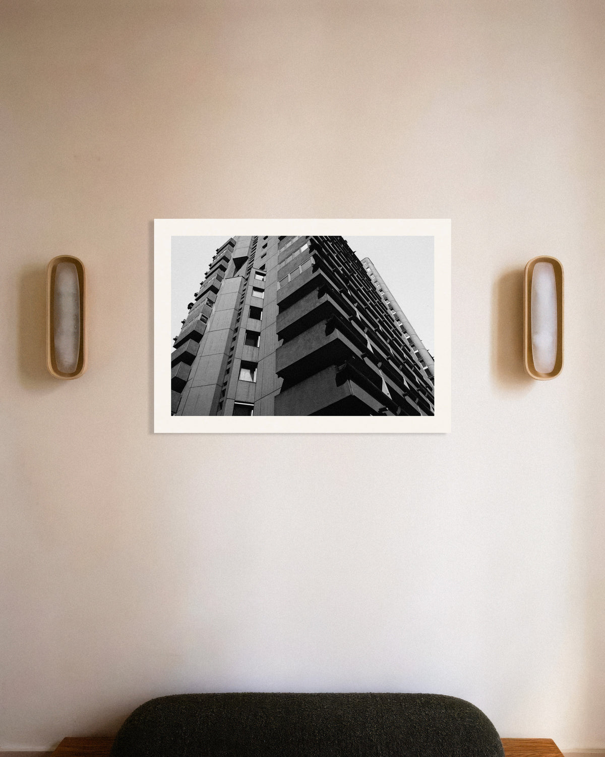 Affiche « Balcons en béton superposés vus d’en bas »