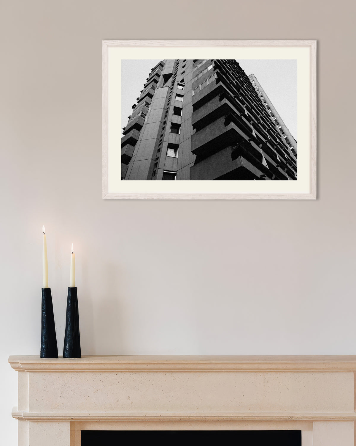 Affiche « Balcons en béton superposés vus d’en bas », avec un cadre en bois blanc
