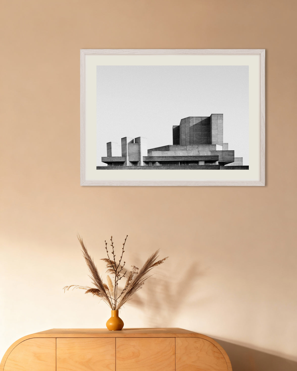 Affiche « Terrasses superposées d’un théâtre en béton », avec un cadre en bois blanc