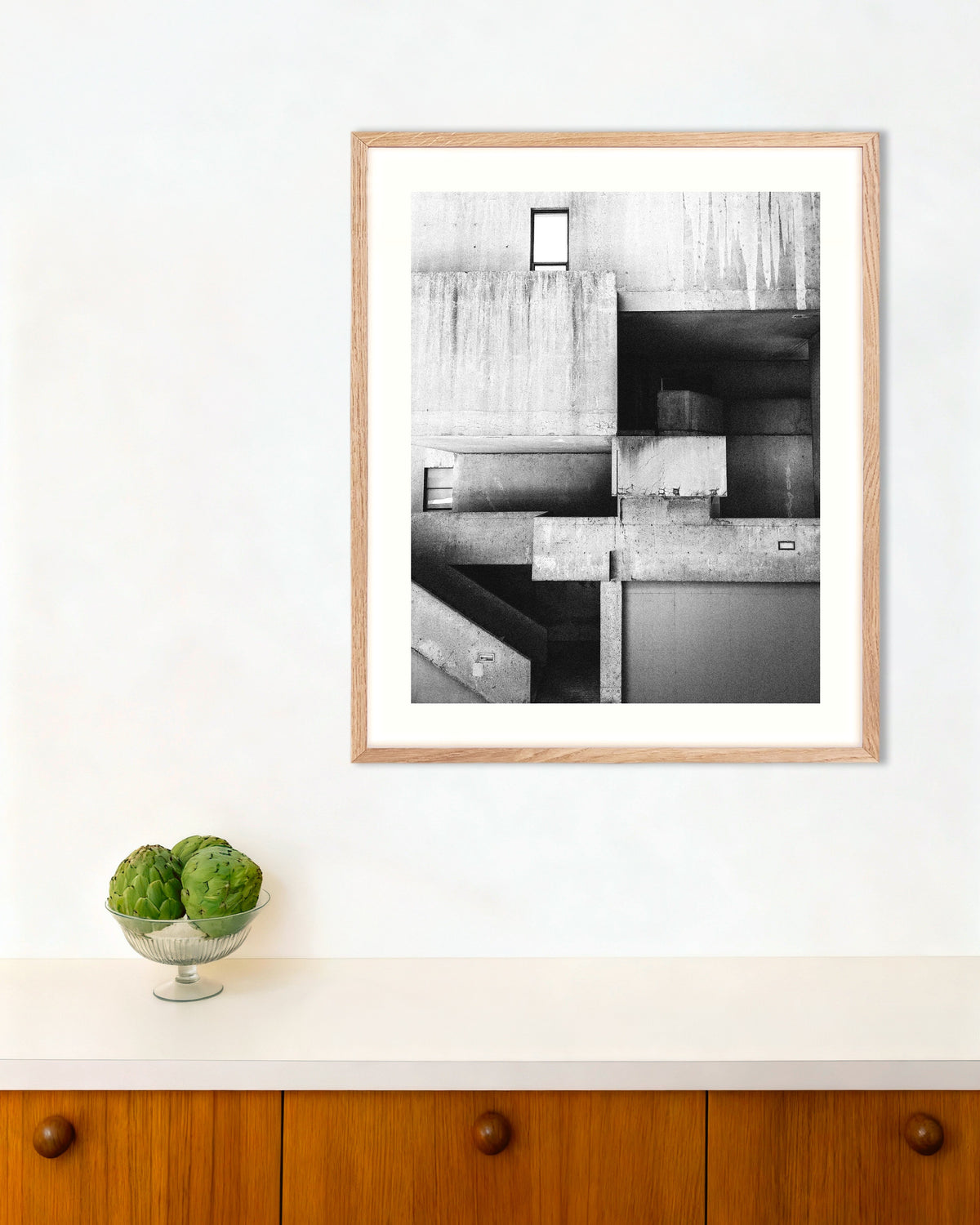 Affiche « Composition en béton taché », avec un cadre en bois naturel